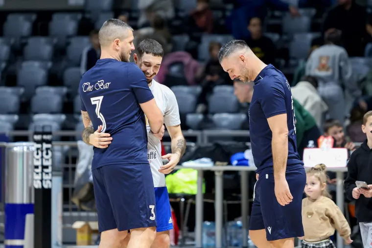 UVIJEK SE ODAZIVAO HUMANITARKAMA: 30.12.2024., Zadar - U sklopu 3. PSK Futsal Winter Festa odigran je humanitarni turnir, zadarski prepoznatljivog naziva - „4 kantuna“ na kojem su nastupiti bivsi Vatreni Danijel Subasic i Sime Vrsljako, zatim Ivan Santini, Nikola Pokrivac, Vedran Jese i mnogi drugi.