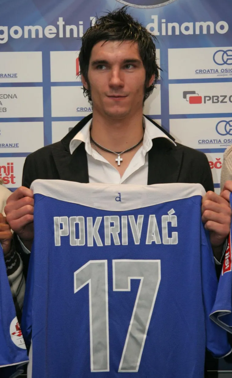 JEDAN OD NAJDRAŽIH DANA U NIKOLINOM ŽIVOTU: 07.01.2007., Zagreb - Na konferenciji za medije održanoj na stadionu Maksimir NK Dinamo predstavio je nova pojačanja. Nikola Pokrivač postao je igrač Dinama, iako koji sat prije skoro je završio u Hajduku, otkrio nam je to u podcastu prije 6 mjeseci. Na predstavljanju pokraj njega je bio Josip Tadić, s kojim se družio do zadnjeg dana. Leko, Ibanez, Tadić bili su ekipa, prijatelji, društvo. 