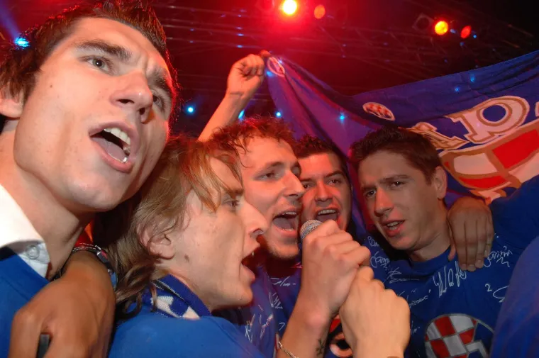 LUDNICA NA TRGU: 19.05.2007., Zagreb - Dinamo slavi naslov prvaka Hrvatske na Trgu bana Josipa Jelacica. Nikola Pokrivac, Luka Modric, Gordon Schildenfeld. 