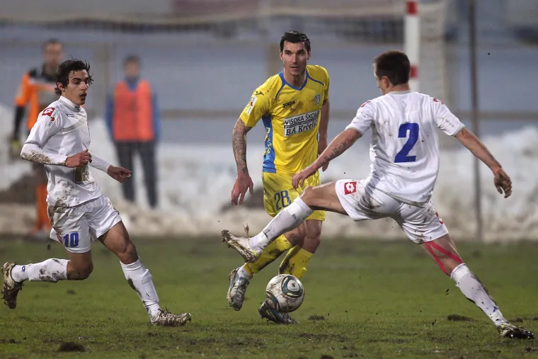 15.02.2013., Zapresic - 1. MAX TV HNL, 20. kolo, NK Inter Zapresić - NK Zadar. Nikola Pokrivač u akciji s loptom, Luka Begonja ga poušava spriječiti. Nikola je bio jedno vrijeme na posudbi u Interu iz Zaprešića. Odigrao je 12 utakmica. 