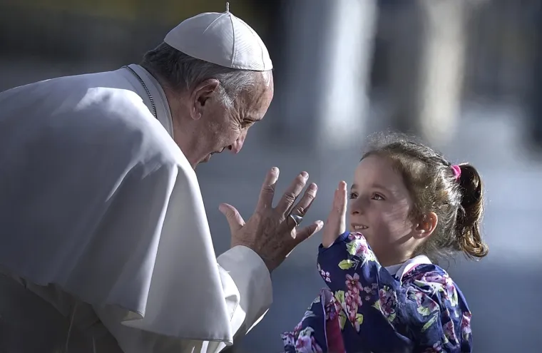 Tijekom nekih od svojih nedavnih dišnih infekcija u zimskim mjesecima, papa Franjo molio je molitvu Anđeo Gospodnji, koja se obično čita s prozora Apostolske palače, iz kapelice te gostinjske zgrade. 