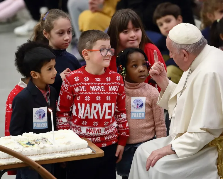 Unatoč njegovoj želji da živi u blizini ostalih stanara, papine odaje bile su ipak odvojene od drugih i čuvane.  