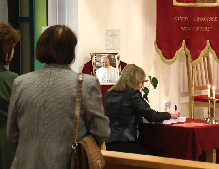 U službenom priopćenju Vatikana, navedeno je da je umro od &quot;moždanog udara, kome, nepovratnog kardiocirkulatornog kolapsa.&quot;