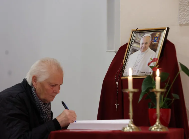 Ranije prije smrti bio je u bolnici, imao je upalu pluća. 