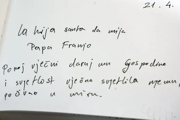 Na uskrsni ponedjeljak, tisuće vjernika okupilo se u večernjoj molitvi krunice za preminulog papu. 
