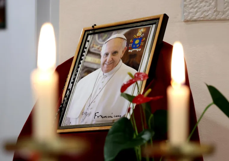 Papa Franju pamtit će po tome što je bio drukčiji, prilazio je malim ljudima, prao noge zatvorenicima i ženama, imao je pristup neosuđivanja LGBT zajednice i u mnogim stvarima napravio je snažan iskorak Crkve prema čovjeku. 