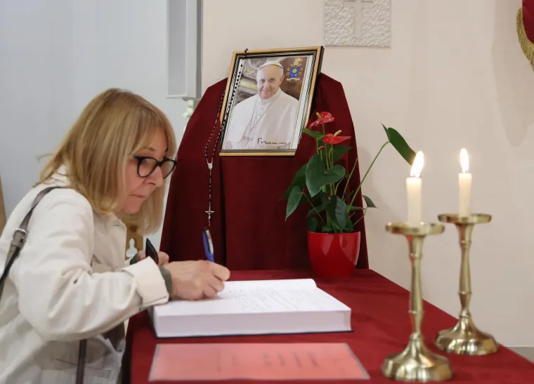 Hrvati se emotivnim porukama opraštaju od pape: 'Ljubav prema malim ljudima treba biti vodilja'