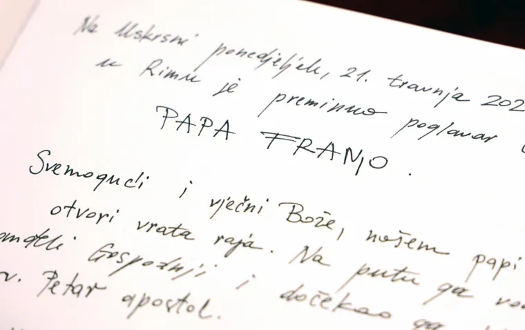 Hrvati se emotivnim porukama opraštaju od pape: 'Ljubav prema malim ljudima treba biti vodilja'