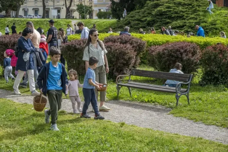 Dašak radosti i modne usklađenosti: Karlovčanka u traper kombinezonu oborila s nogu