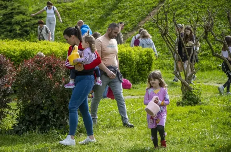 Dašak radosti i modne usklađenosti: Karlovčanka u traper kombinezonu oborila s nogu