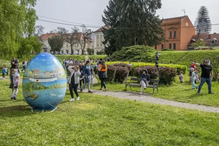 Dašak radosti i modne usklađenosti: Karlovčanka u traper kombinezonu oborila s nogu