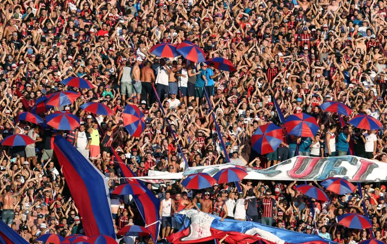 Iako često u sukobu s autoritetima, njihova prisutnost na stadionima daje San Lorenzu poseban identitet – sirov, snažan i emotivan.