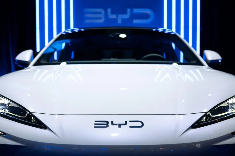 BYD SEAL je potpuno električna sportska limuzina koja koristi napredne tehnologije razvijene u BYD-u: e-Platformu 3.0, Cell-to-Body tehnologiju i 8-u-1 pogonski sustav.