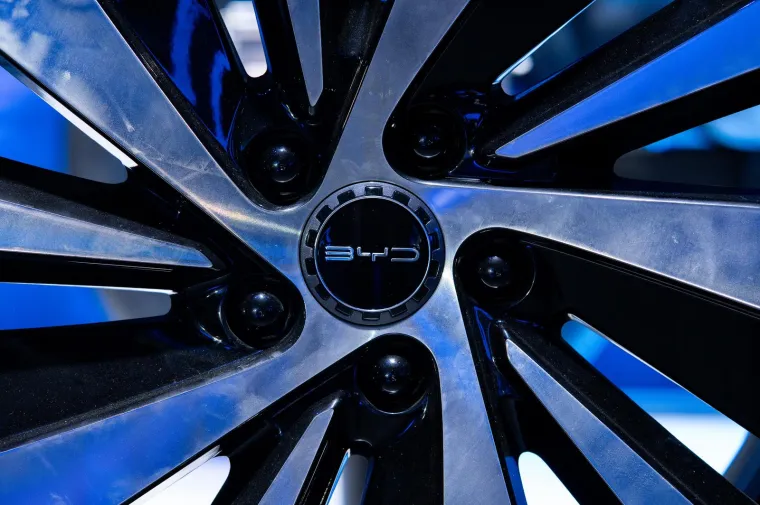 BYD SEAL U DM-i, prvi je BYD-ev plug-in hibrid u Europi sa Super DM (Dual Mode) tehnologijom koja nudi mnoštvo prednosti poput energetske učinkovitosti, niske potrošnje goriva, visokih performansi vožnje i udobnosti.