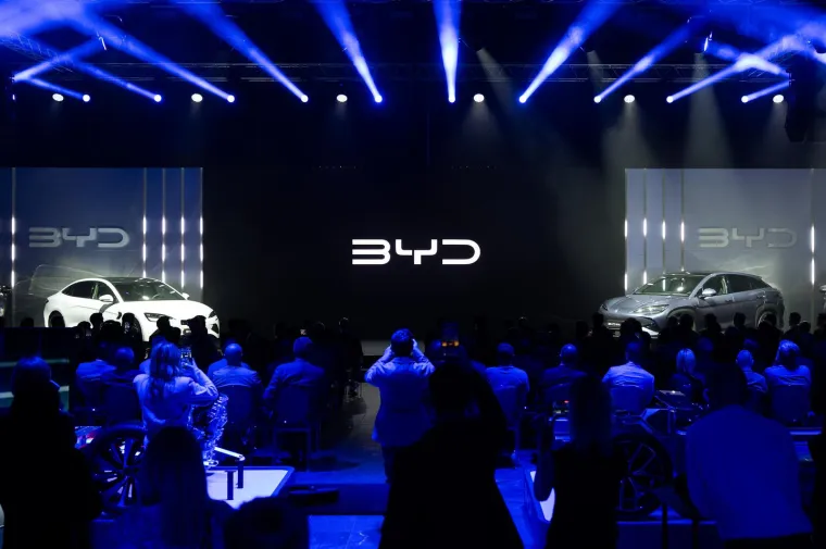 BYD SEALION 7 je vrhunski SUV pune veličine s najbržim električnim motorom na svijetu u masovnoj proizvodnji, a dostiže čak 23.000 o/min. Namijenjen je kupcima koji traže sportski (0-100 km/h za samo 4,5 sekunde), obiteljski automobil s besprijekornim ekološkim karakteristikama. Poput SEAL-a, koristi e-Platform 3.0 i Cell-to-Body naprednu tehnologiju razvijenu u BYD-u.