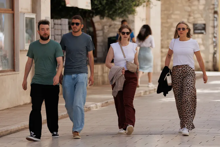 Zadar u pravom ljetnom điru: Zgodne Dalmatinke osvojile špicu u haljinama i kratkim hlačama