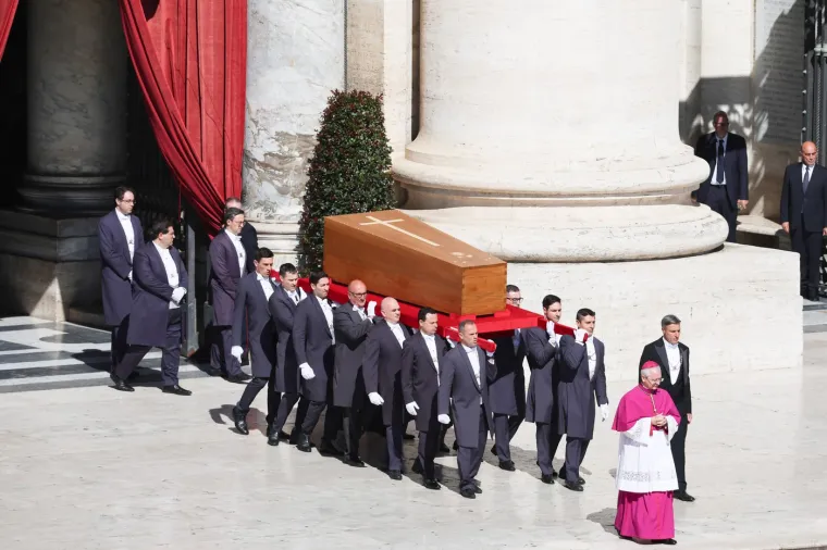 Pogledajte što je Zelenski obukao za sprovod pape Franje: Nije u odijelu, ali ni u ratnoj odjeći
