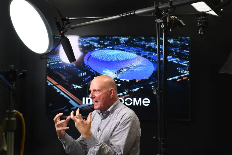 Steve Ballmer američki je biznismen, investitor i još jedan u nizu filantropa u bogataškim redovima. Bio je glavni izvršni direktor Microsofta od siječnja 2000. do veljače 2014., a sada je vlasnik košarkaškog kluba, Los Angeles Clippersa. Danas Ballmer &quot;teži&quot; 83 milijarde dolara.