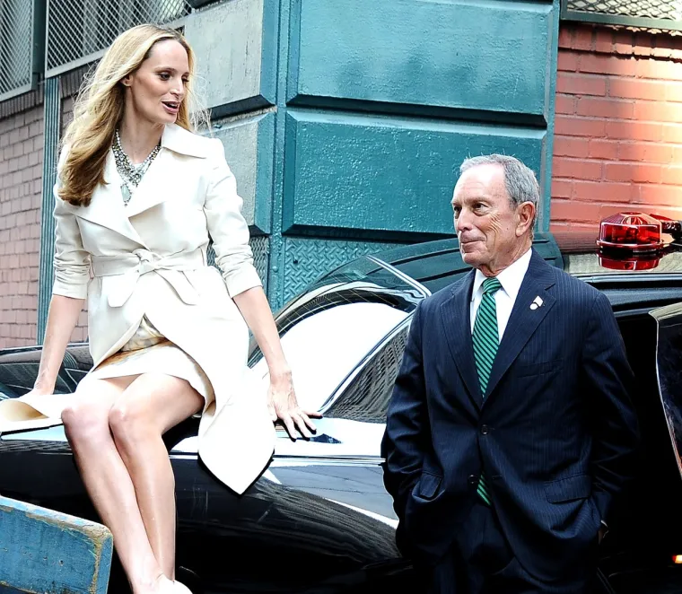 Zadnji na ovom popisu, sa &quot;samo&quot; 77 milijardi dolara u imovini, odnosno 12 više od Hrvatske ima Michael Bloomberg - američki poduzetnik i bivši gradonačelnik New Yorka. Podržavao je Demokratsku stranku do 2001. godine, a tada je pristupio republikancima prije izbora za gradonačelnika i kao njihov kandidat bio izabran. Kao i ostatak društva, danas se bavi raznim investicijama...