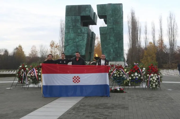 KOLONA SJEĆANJA U GRADU HEROJU: 100 tisuća ljudi obilježilo 25. obljetnicu vukovarske tragedije
