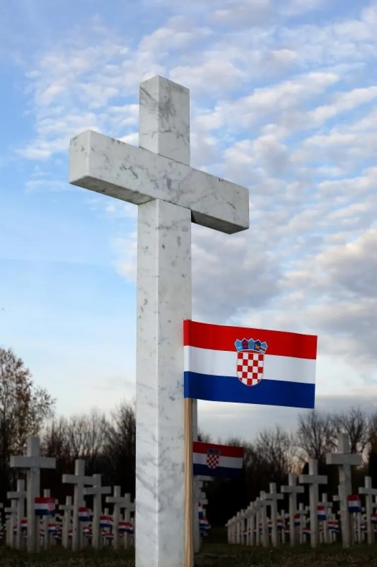 KOLONA SJEĆANJA U GRADU HEROJU: 100 tisuća ljudi obilježilo 25. obljetnicu vukovarske tragedije