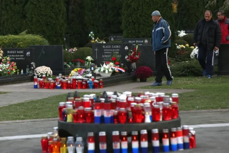 KOLONA SJEĆANJA U GRADU HEROJU: 100 tisuća ljudi obilježilo 25. obljetnicu vukovarske tragedije