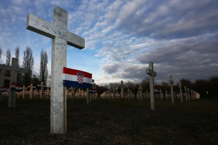 KOLONA SJEĆANJA U GRADU HEROJU: 100 tisuća ljudi obilježilo 25. obljetnicu vukovarske tragedije