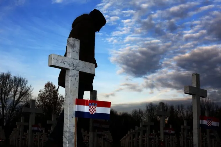 KOLONA SJEĆANJA U GRADU HEROJU: 100 tisuća ljudi obilježilo 25. obljetnicu vukovarske tragedije