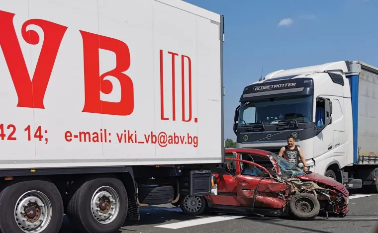 Stravična nesreća na autocesti: Osobni automobil smrskan između dva kamiona