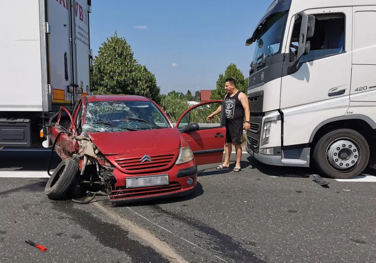Stravična nesreća na autocesti: Osobni automobil smrskan između dva kamiona