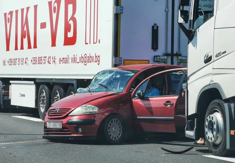 Stravična nesreća na autocesti: Osobni automobil smrskan između dva kamiona
