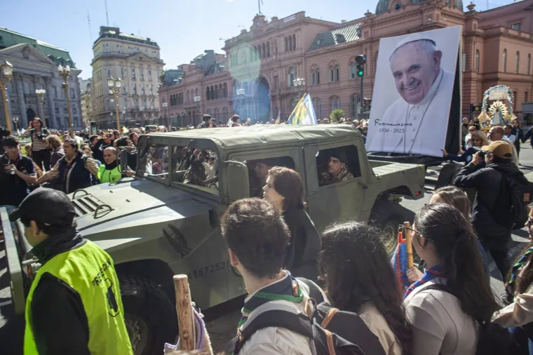 Pogledajte dirljive fotografije iz Papine domovine, a njegov nogometni klub napravio je pravi spektakl