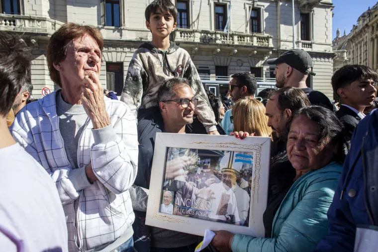 Pogledajte dirljive fotografije iz Papine domovine, a njegov nogometni klub napravio je pravi spektakl