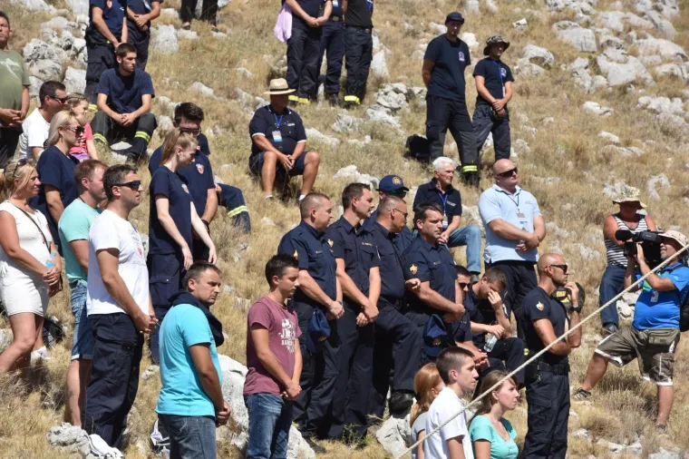 10. OBLJETNICA KORNATSKE TRAGEDIJE: Predsjednica s vatrogascima, obitelji i prijateljima stradalih hodočastila do kamenih križeva