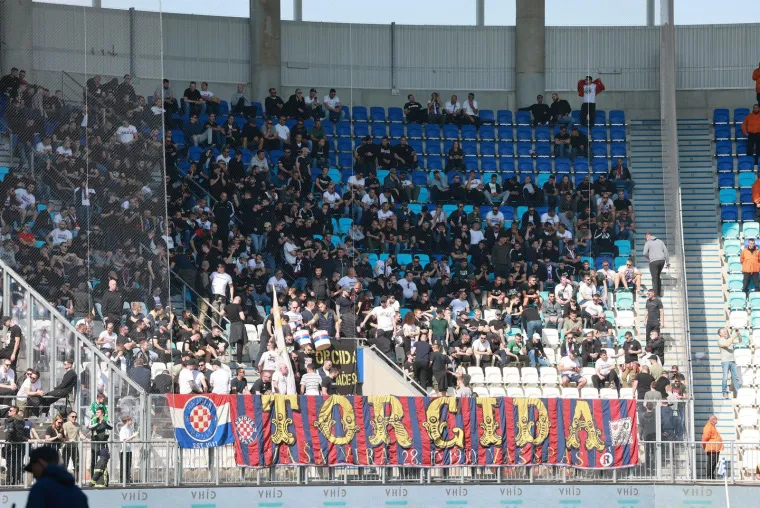 TORCIDA UZ BIJELE: Bodrili su Hajduk i u Osijeku, ali igrači im nisu uzvratili na terenu. Osijek je pobijedio Hajduk 2-0. 