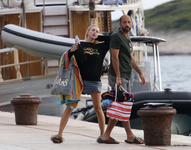 Christine i Christian vjenčali su se prošle godine, i to u posljednjoj epizodi treće sezone realityja. Inače, 'Selling Sunsets' prati nekoliko agentica za nekretnine koje prodaju luksuzne holivudske vile.