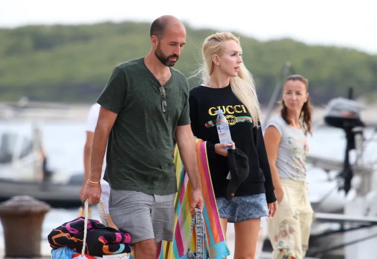 Zvijezda je snimljena na Hvaru u društvu supruga milijunaša Christiana Richarda, a posjetili su i Paklinske otoke.