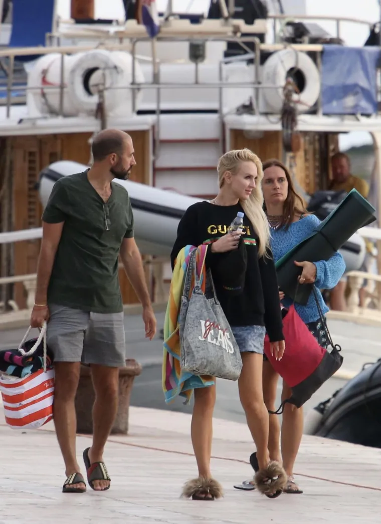 Nakon šetnje i kupanja vratili su se na jahtu kojom plove Jadranom. Quinn na Instagramu prati milijun ljudi, a pratiteljima se nedavno javila i iz Dubrovnika.