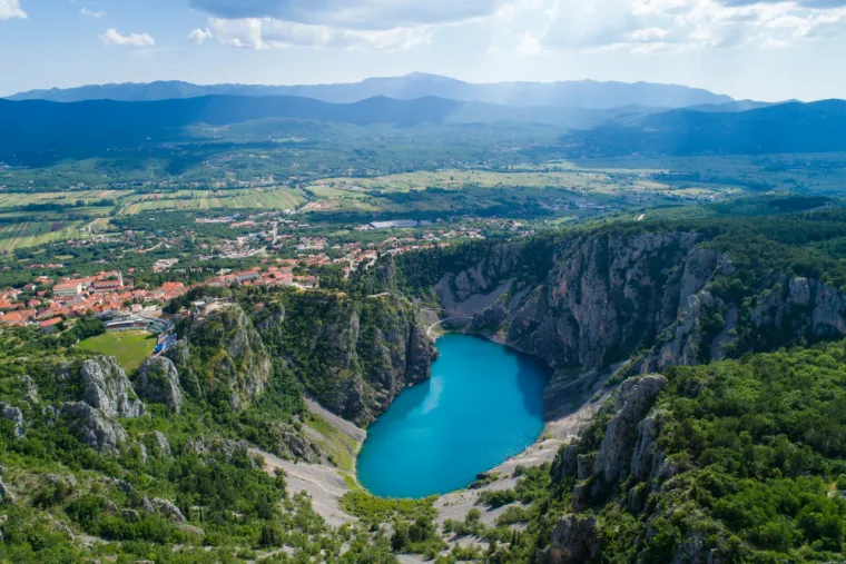 17. Imotski: Grad u Dalmatinskoj zagori poznat po dva prirodna fenomena – Modrom i Crvenom jezeru. Modro jezero ljeti često postaje kupalište, dok Crveno jezero, jedno od najdubljih krških jezera u Europi, zadivljuje svojom veličinom i strmim crvenim liticama. Posjetite i tvrđavu Topanu iznad grada.