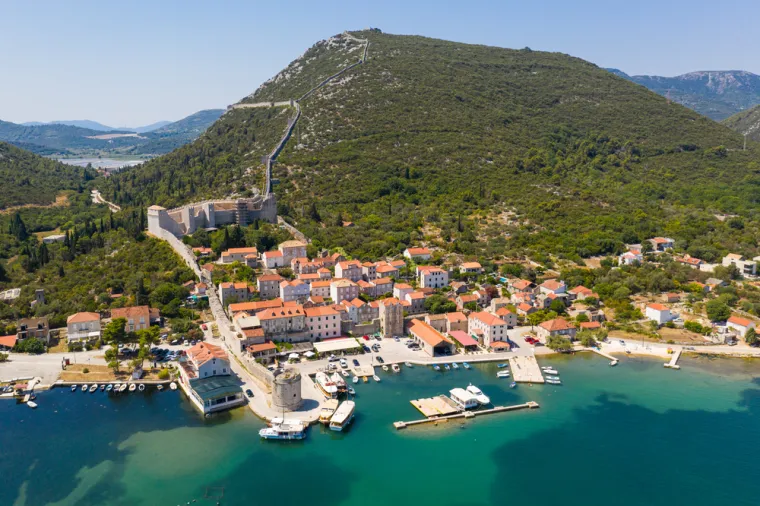 18. Ston: Na početku poluotoka Pelješca, Ston je poznat po najdužim sačuvanim obrambenim zidinama u Europi (5,5 km) i najstarijoj aktivnoj solani na svijetu. Prošećite zidinama koje povezuju Ston i Mali Ston, kušajte svjetski poznate stonske kamenice i uživajte u šarmu ovog povijesnog gradića.
