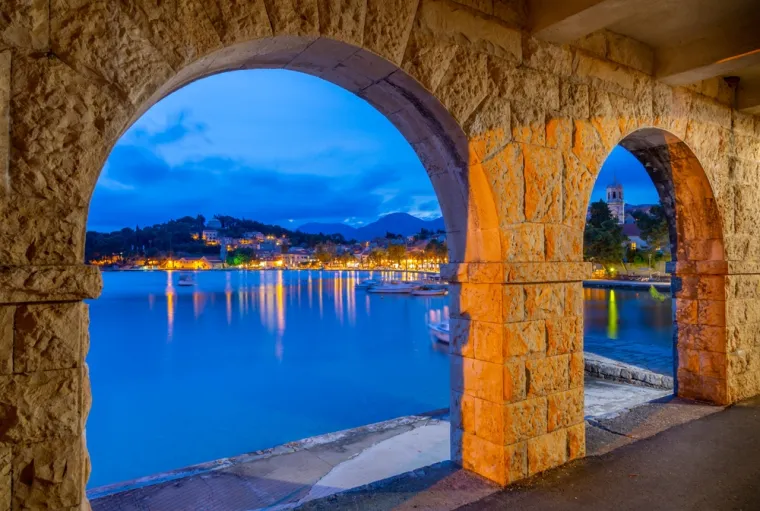19. Cavtat: Šarmantno mjesto na krajnjem jugu Hrvatske, smješteno na poluotoku Rat. Nekadašnji antički Epidaurus, danas privlači posjetitelje lijepim plažama, uvalama, uređenom rivom i bogatom poviješću. Posjetite kuću Vlahe Bukovca, Knežev dvor i mauzolej obitelji Račić na groblju sv. Roka, djelo Ivana Meštrovića.