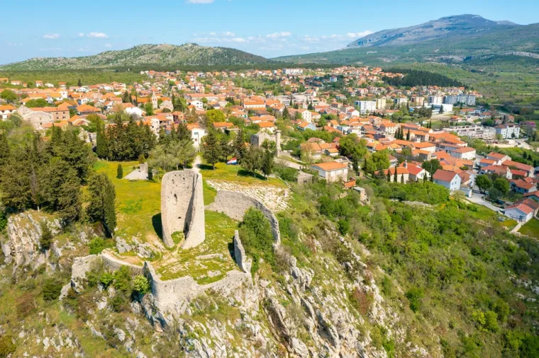 20. Drniš: Grad u zaleđu Šibenika, smješten između planina Promine, Svilaje i Moseća te kanjona Čikole i Krke. Poznat je po drniškom pršutu, ali i po ostacima tvrđave Gradina te djelima Ivana Meštrovića, rođenog u obližnjim Otavicama. Idealno polazište za istraživanje ljepota rijeka Čikole i Krke.