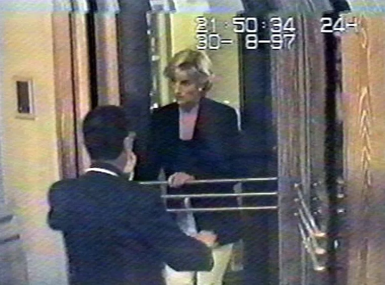 U 12.30 stižu prve ekipe hitne pomoći, vatrogasaca i policije. Diana je nakon pola sata oslobođena iz olupine, ali joj tijekom tog procesa došlo do zastoja rada srca. Liječnici su odmah počeli s oživljavanjem. Oko dva sata ujutro Diana stiže u bolnicu Pitie-Salpetriere s teškim unutarnjim ozljedama, bez svijesti i slaba pulsa. U četiri sata proglašena je mrtvom.