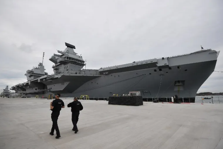 SPEKTAKL U PORTSMOUTHU: HMS Queen Elizabeth napokon uplovio u matičnu luku