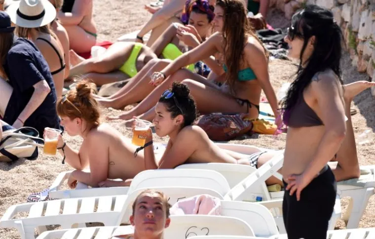 Tisno 'gori: seksi ljepotice okupirale plaže uoči Garden Festivala