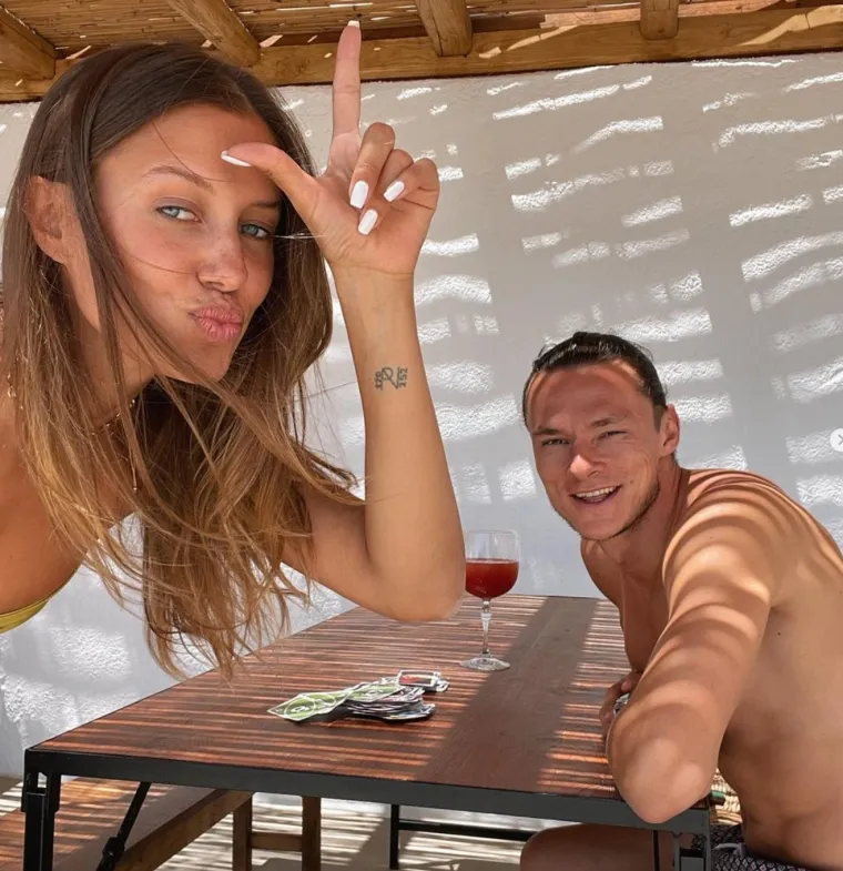 Možda je branič, ali zabija van terena kao napadač: Zvijezda Borussije u vezi s bivšom od Brada Pitta