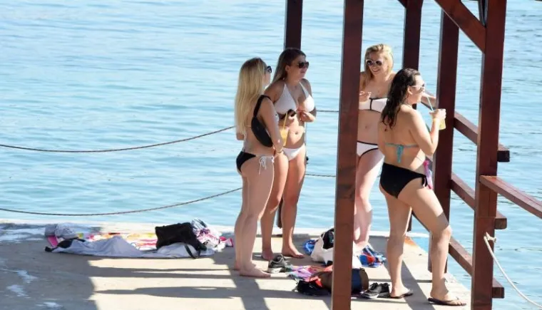 Tisno 'gori: seksi ljepotice okupirale plaže uoči Garden Festivala