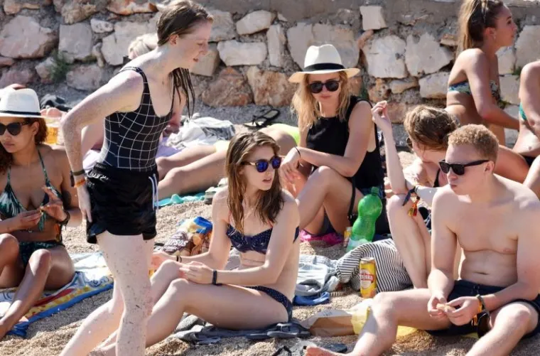 Tisno 'gori: seksi ljepotice okupirale plaže uoči Garden Festivala