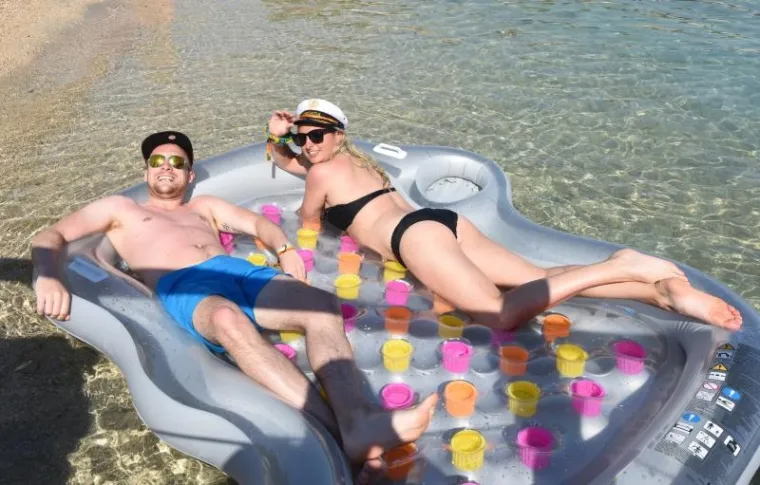 Tisno 'gori: seksi ljepotice okupirale plaže uoči Garden Festivala