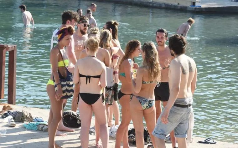 Tisno 'gori: seksi ljepotice okupirale plaže uoči Garden Festivala